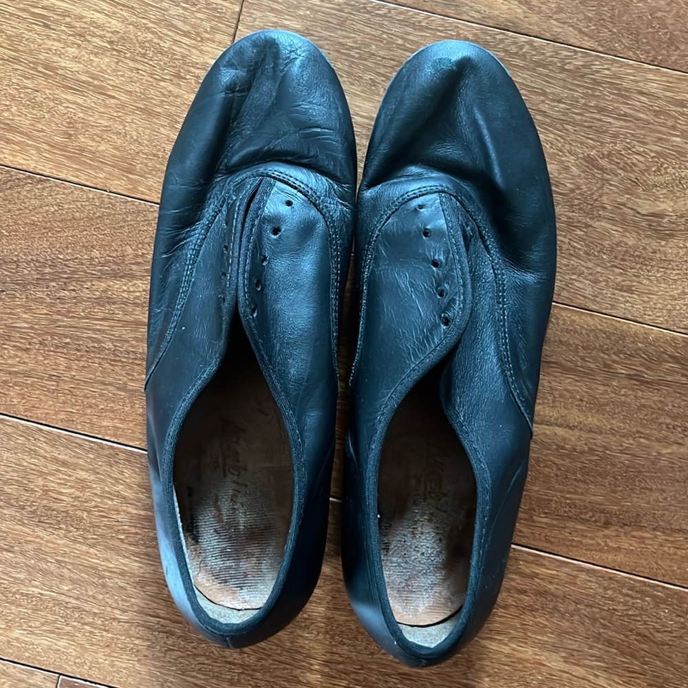 Angelo Luzio tap shoes without laces
